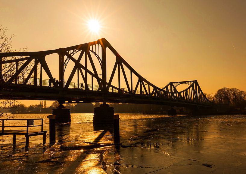 Glienicke Bridge bij zonsondergang van Frank Herrmann