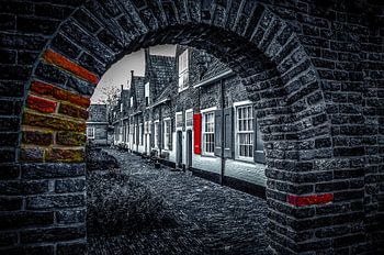 Doorzicht in zwart en wit van Heilige Geesthofje Naaldwijk.