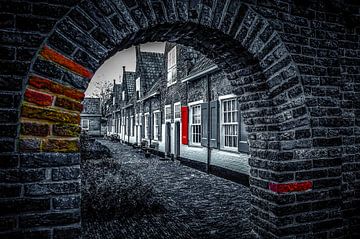 Doorzicht in zwart en wit van Heilige Geesthofje Naaldwijk. van Nicolaas Digi Art