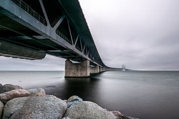 De Oresund brug gezien vanuit Malmö van Gerry van Roosmalen