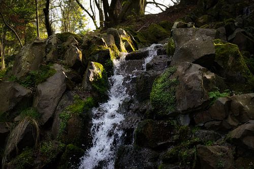 Wasserfall im Sonnenlicht