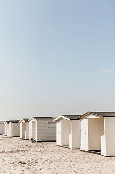Weiße Strandhäuschen am Meer in Bloemendaal