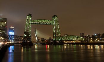 De Hefbrug in Rotterdam, met tussen de poten, de Erasmusbrug.