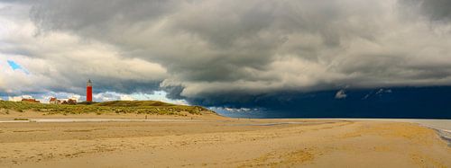 Stormwolk nadert over het strand van Texel