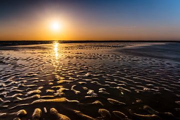 Kleurrijke Zonsondergang aan Zee met zandgolven in de voorgrond van Jan Hermsen