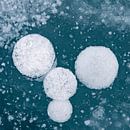 Abstrakte Strukturen und Blasen im Eis des Baikalsees von Michèle Huge Miniaturansicht