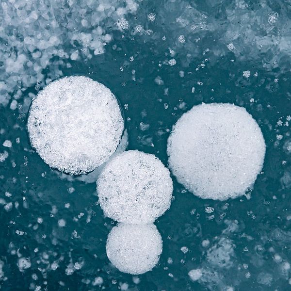 Abstrakte Strukturen und Blasen im Eis des Baikalsees von Michèle Huge