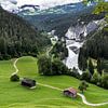 Groene Alpenvallei met rivier bocht van Daisy Renders