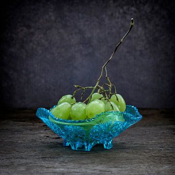 Grape still life by Ester Overmars