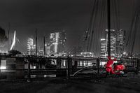 Rotterdam le soir en scooter rouge
