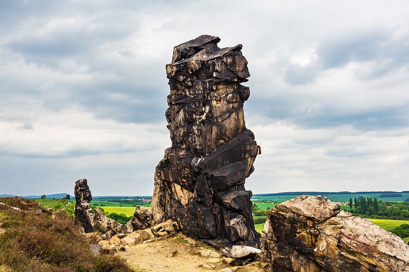 Landschaft mit Bäumen und Felsen im Harz par Rico Ködder