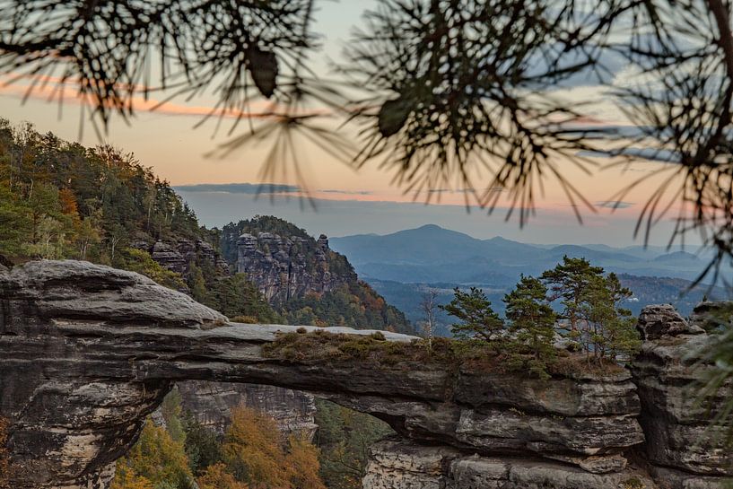 Tor zur Wildnis – Das Prebischtor in der Böhmischen Schweiz bei Sonnenuntergang von Fototante
