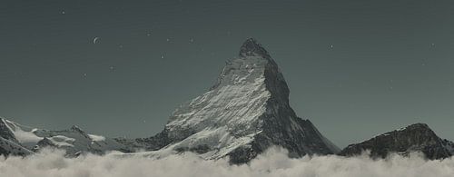 Digitale compositie van de majestueuze Matterhorn bij nacht met maansikkel en sterrenhemel