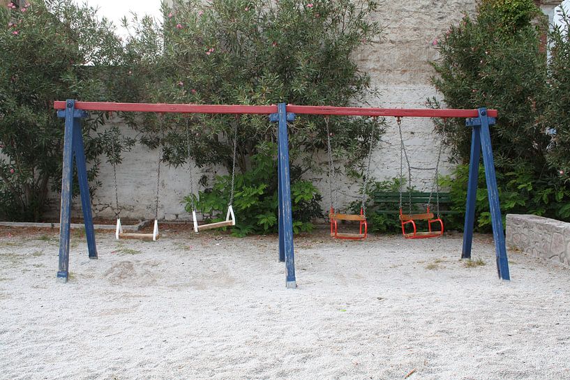 Schommels in speeltuin op Lesbos par Jetty Boterhoek