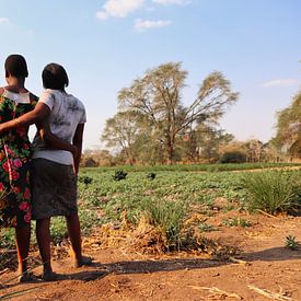 Twee meiden genieten samen van het voedselbos in Malawi van Natuurpracht   Kees Doornenbal