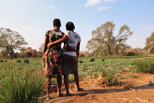 Twee meiden genieten samen van het voedselbos in Malawi