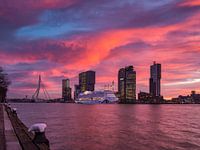 Kleurenpracht boven de maas en de wilhelminapier vlak voor zonsopkomst