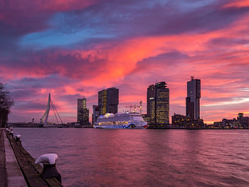 Kleurenpracht boven de maas en de wilhelminapier vlak voor zonsopkomst