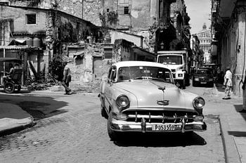 Oldtimer und baufällige Gebäude