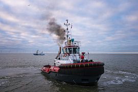 Tug Water Street avec un panache de fumée sur Jan Georg Meijer