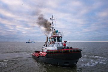 Sleepboot Waterstraat met rookpluim van Jan Georg Meijer