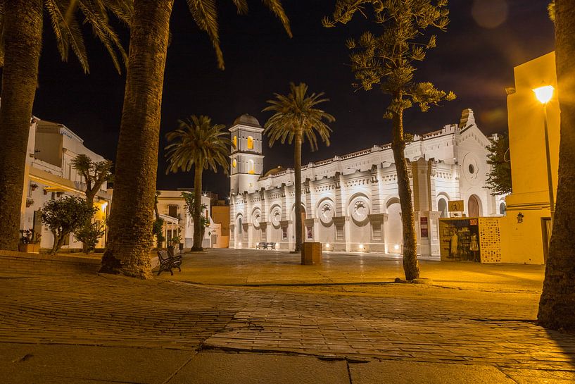 Photo de nuit de la cathédrale Santa Catalina à Conil de la Frontera en Andalousie par Gottfried Carls