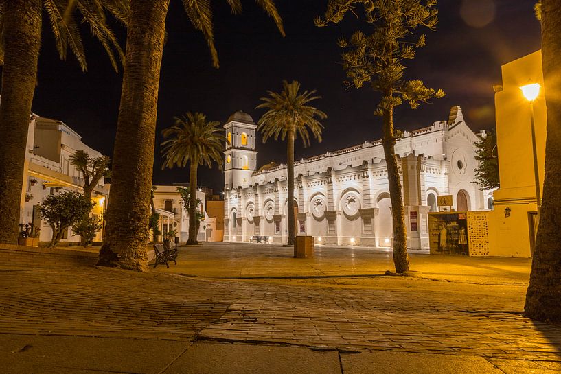 Nachtaufnahme von der Kathedrale Santa Catalina in Conil de la Frontera in Andalusien von Gottfried Carls
