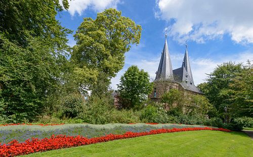 Cellebroederspoort in Kampen vanuit het stadspark in de zomer