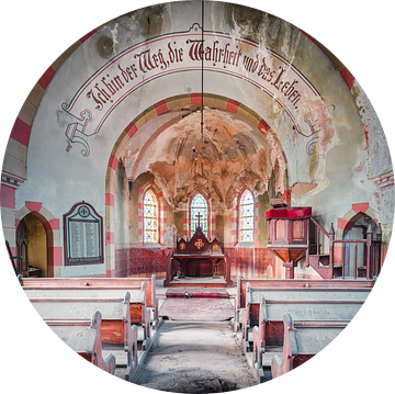 Verlaten Kerk met Spreuk. van Roman Robroek - Foto's van Verlaten Gebouwen
