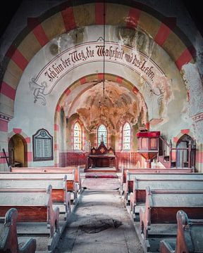 Verlaten Kerk met Spreuk. van Roman Robroek - Foto's van Verlaten Gebouwen