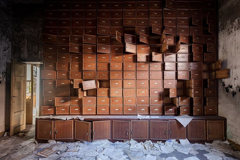Aktenschrank in einem verlassenen Krankenhaus von John Noppen