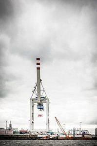 Grue à conteneurs dans le port
