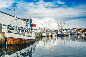Fischerboote in Henningsvaer im Winter auf den Lofoten Norwegen