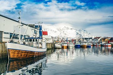 Vissersboten in Henningsvaer in de winter op de Lofoten Noorwegen van Sjoerd van der Wal
