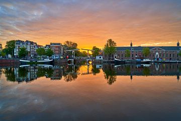 Blick auf die Walter-Süskind-Brücke & Eremitage-Museum in Amsterd von Amsterdam.Photos