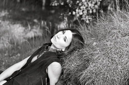 Berlijns model op een bosweide - monochroom