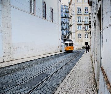 Lijn 28 in Lissabon van Harrie Muis