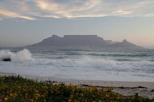 Blick auf den Tafelberg bei Kapstadt vom Strand von Blouberg von Marika Rentier