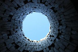 Tor und Trompete am Himmel. Dunkler Tunnel und blauer Himmel, Symbol des Todes
