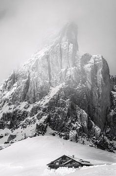 Gipfel des Nuvolau mit Berghütte am Passo di Giau (2.233 m), Belluno, Südtirol