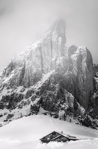 Top van de Nuvolau met berghut op de Passo di Giau (2.233 m), Belluno, Zuid-Tirol