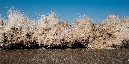 De woeste zee in detail vastgelegd alsof de tijd stilstaat