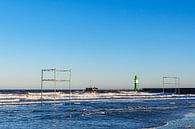 Golven en piertoren aan de kust van de Oostzee in Warnemünde van Rico Ködder thumbnail