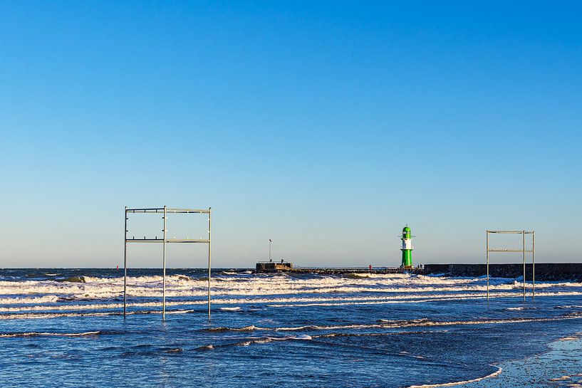 Golven en piertoren aan de kust van de Oostzee in Warnemünde van Rico Ködder