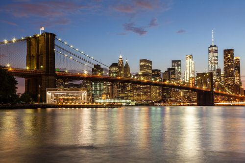 Skyline New York in de avond van Bart van Dinten