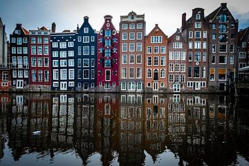 Gekleurde grachtenpanden in centrum Amsterdam