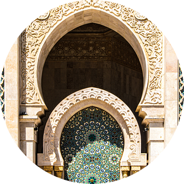 Fontein met mozaïek op de gevel van de HAssan II Moskee in Casablanca, Marokko van Dieter Walther