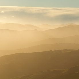 Layers - Banks Peninsula, New Zealand van Niels Heinis