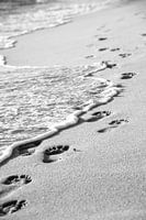 Fußabdrücke im Sand an der Küste