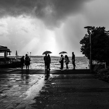 Regen und Sonnenschein, in schwarz-weiß und quadratisch von de buurtfotograaf Leontien